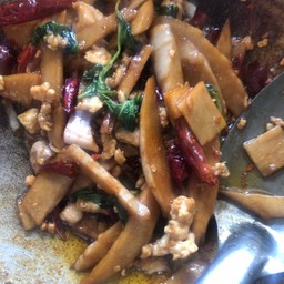 กระเพราไก่น่อไม้ดอง