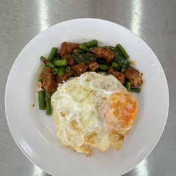 ข้าวพริกแกงถั่วหมูกรอบ