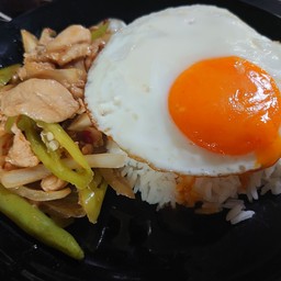 ผัดพริกหยวกไก่+ ไข่ดาว (ราดข้าว)