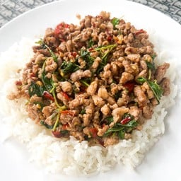 ผัดกะเพราราดข้าว