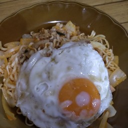 มาม่า ยำยำ ไข่ดาว