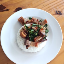 ข้าวร้าดหมูกรอบผัดกระเพราพริกแห้ง