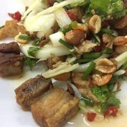 ยำหมูกรอบ