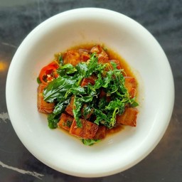 หมูกรอบกระเพราเจ