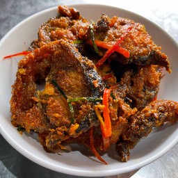 ผัดเผ็ดปลาดุกทอด