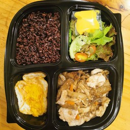 ข้าวไรซ์อกไก่ผัดก้านเห็ดหอมทรงเครื่องไข่ดาว