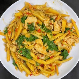 กระเพราหน่อไม้ไก่แบบกับ