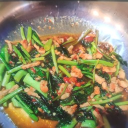 คะน้าหมูกรอบ