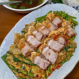 ผัดวุ้นเส้นสุกี้แห้งใส่ หมูกรอบ แถม แคปหมู