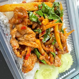 ข้าวกระเพาเนื้อชิ้นหน่อไม้