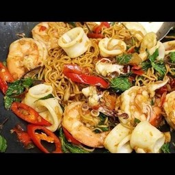 [อร่อยซ่ากับโค้ก] มาม่าผัดกระเพราทะเล +  โค้ก ออริจินัล (ขวด) 