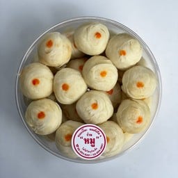 ขนมเปี๊ยะไส้หวานใส่ไข่เค็ม 24 ชิ้น (กล่องพลาสติก)
