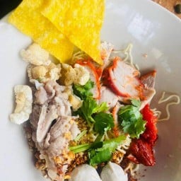 ร้านทับเส้น ก๋วยเต๊๋ยว เยื้องเซเว่นนารายา