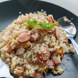 ข้าวผัดเบคอนไส้กรอก