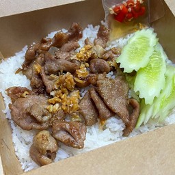 ข้าวหมูทอดกระเทียม