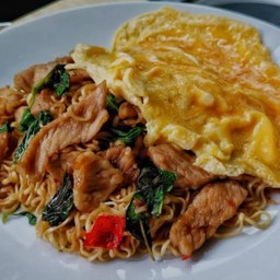 ผัดมาม่ากะเพรา หมูชิ้น