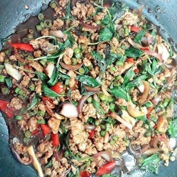 กะเพราหมุชิ้น ใส่ถั่ว+หอมหัวใหญ่ ราดข้าว