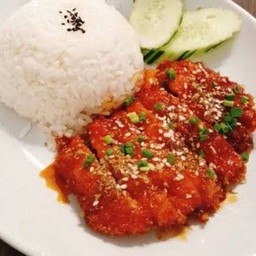 ข้าวไก่กรอบซอสเผ็ดเกาหลี