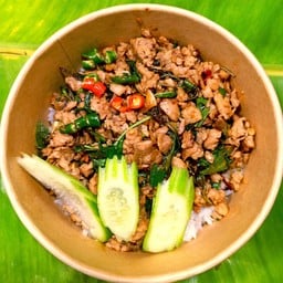 ผัดกะเพราไร้มันหมูสับ ราดข้าว