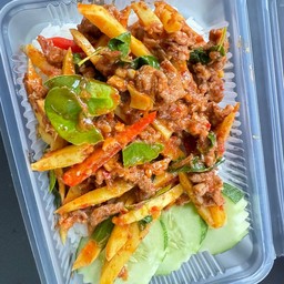 ข้าวราดผัดพริกแกงเนื้อชิ้นผัดหน่อไม้