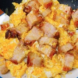 ไข่ข้นหมูกรอบ ราดข้าว