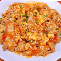 หมูผัดน้ำจิ้มสุกี้ราดข้าว