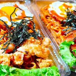 มาม่าเกาหลี ไข่ดาว+ไก่ทอด (กล่องใส)