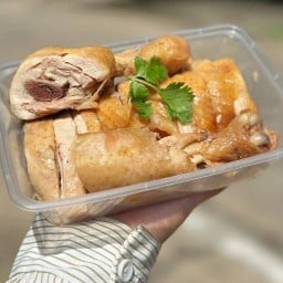 ไก่ต้มน้ำปลา แม่นงค์ ร้านสุขสวัสดิ์