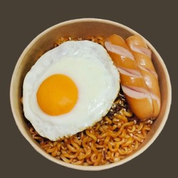 มาม่าเผ็ด ซอสเกาหลี ไข้ดาว+ ใส้กรอก