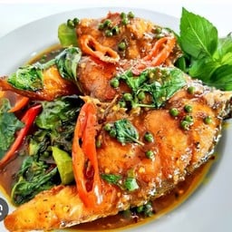 ปลากะพงทอดผัดพริกแกงใต้ (ราดข้าว)