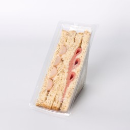 แซนวิชขนมปังโฮลวีทไส้กรอกไก่โบโลน่าไก่