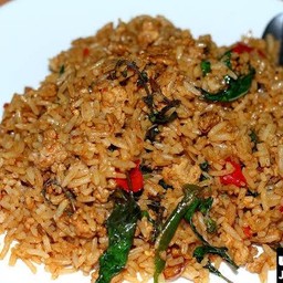 กะเพราปลาหมึก คลุกข้าว