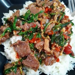 [อร่อยซ่ากับโค้ก] กระเพราเนื้อชิ้น +  โค้ก ออริจินัล (ขวด) 