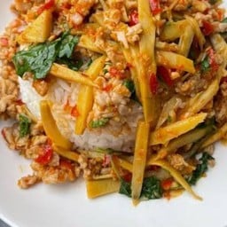 หน่อไม้สดผัดกระเพราหมูสับราดข้าว