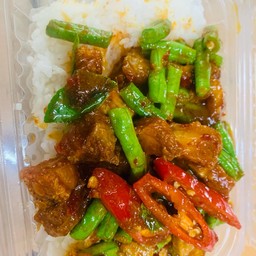 ข้าวผัดพริกแกงถั่วฝักยาว