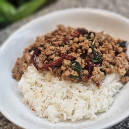 ข้าวกะเพราหมูสับผัดพริกแห้ง