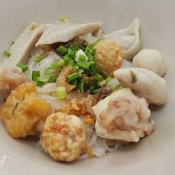 ก๋วยเตี๋ยวลูกชิ้นแคะ