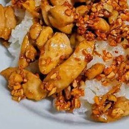 ไก่ทอดกระเทียมราดข้าวที่จริงใจ ให้เยอะ