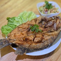 ปลากะพงทอดซอสมะขาม