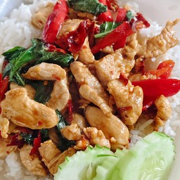 ข้าวผัดใบไก่ชิ้นใบยี่หร่า