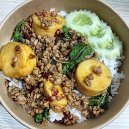 ข้าวราดกะเพราหมูสับเต้าหู้ไข่