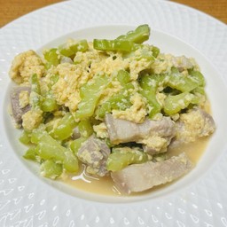 มะระผัดหมูสามชั้นใส่ไข่