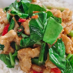 ข้าวผัดคะน้าไก่ทอด