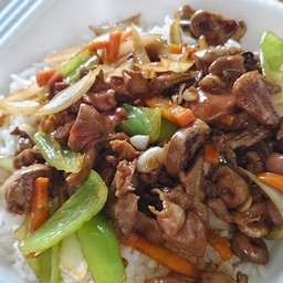 ข้าวผัดพริกหยวกเครื่องในไก่