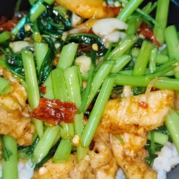 ข้าวผัดผักบุ้งไก่ทอด