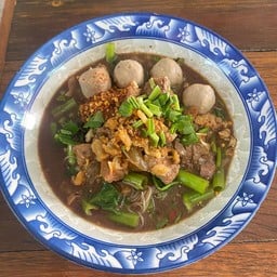 ก๋วยเตี๋ยวเนื้อเปื่อย+ชิ้น ( พิเศษ )