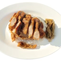 ข้าวหมูกรอบ (Crispy pork over rice)
