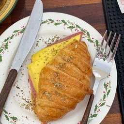 ครัวซองต์แฮมชีส