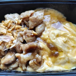 ข้าวหมูชิ้นผัดกระเทียม ไข่ข้น