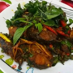 ปลาดุกผัดพริกกะเพรากรอบ